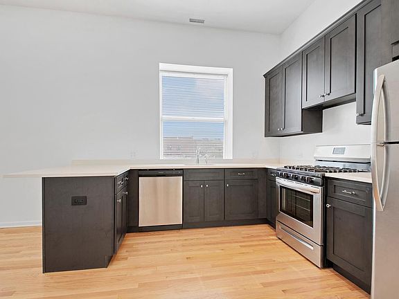 3rd image of 3257 N Sheffield Ave APT 303