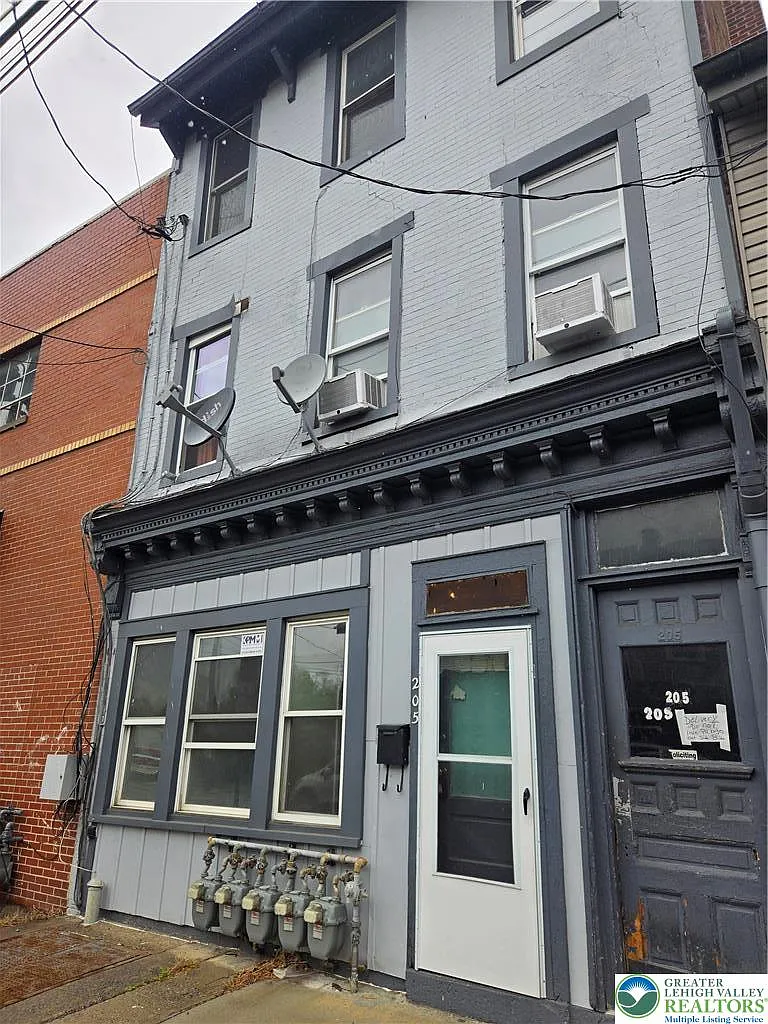 2 bed, 1.0 bath, $1,300 — Photo 1