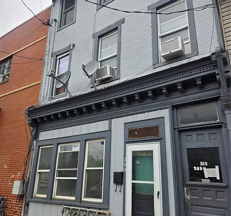 205 Front St #1F