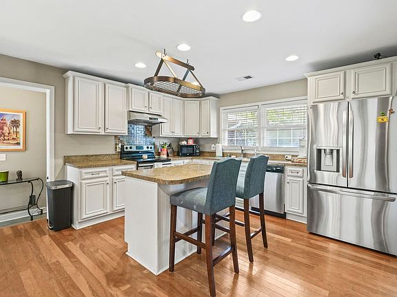 4th image of 401 Poinsett Rd.