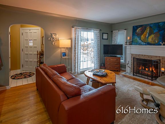 5th image of 2450 Oakwood Ave NE