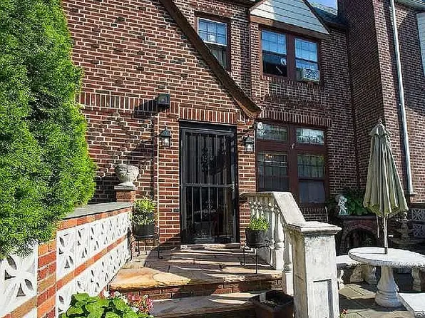 8904 Rutledge Ave, Ridgewood, NY 11385