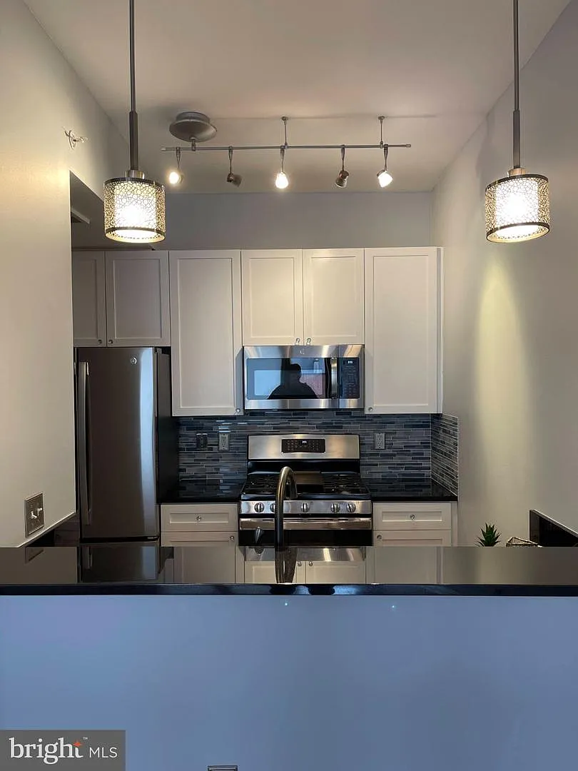 2 bed, 1.0 bath, 722 sqft, $3,200 — Photo 3