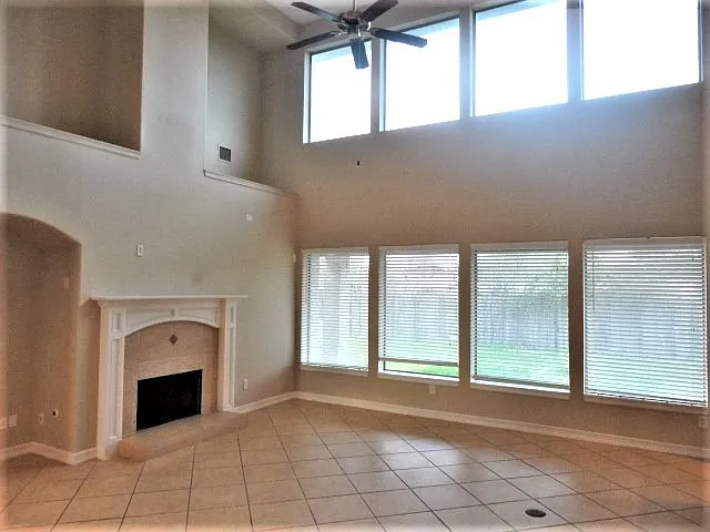 325 Lancaster Ln — Photo 6