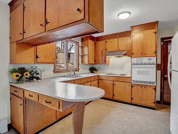 24 East Pratte Avenue