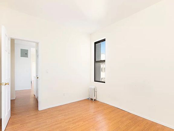 4th image of 165 Meserole St APT 32