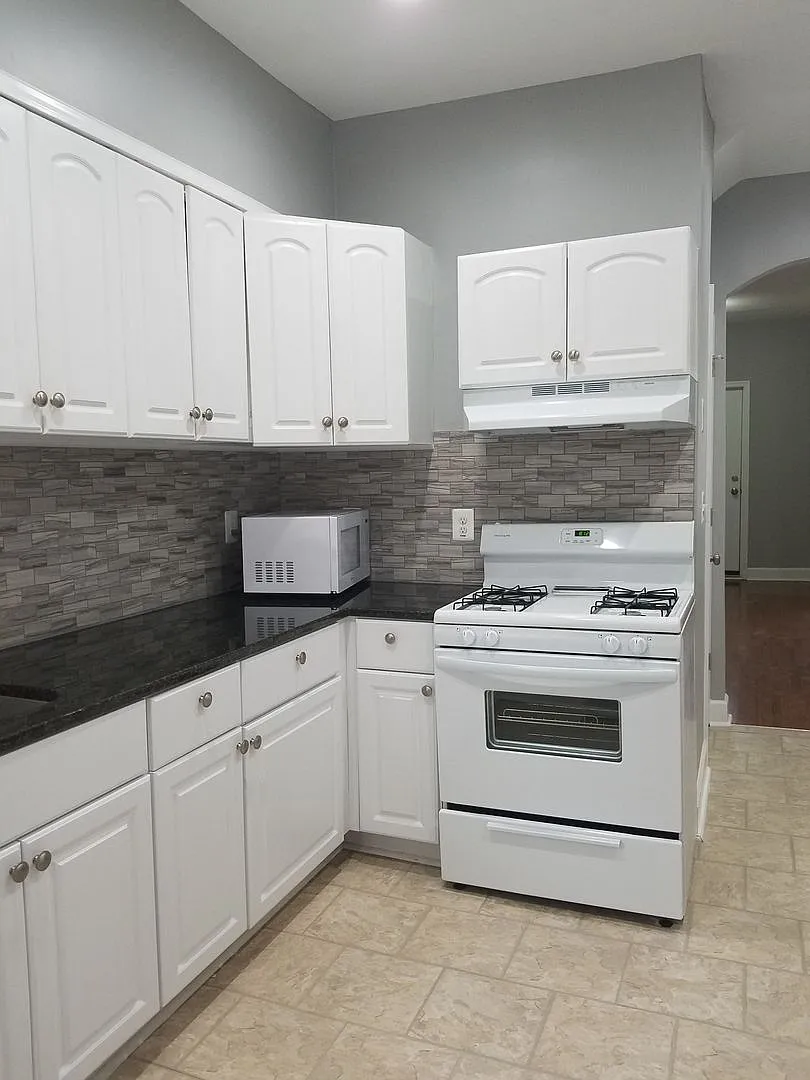 Baltimore - 3 Bedrooms and 1.5 baths Available! — Photo 2