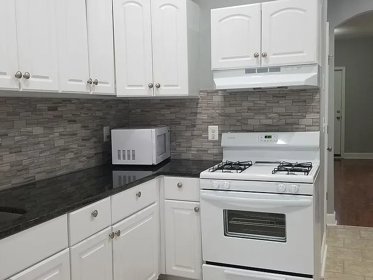 522 Lyndhurst St — Photo 2