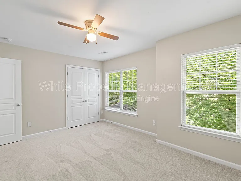1141 Hammond Dr — Photo 31