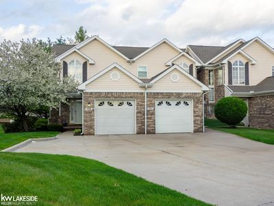 774 Natures Cove Ct, Wixom, MI, 48393