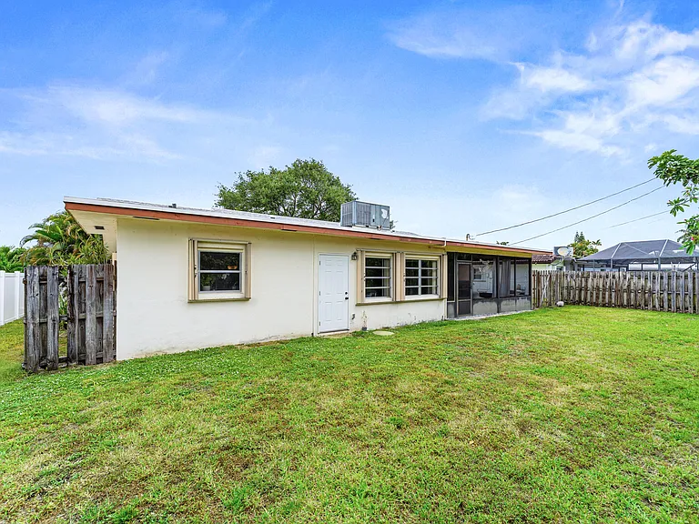 1270 SW 8th St — Photo 25
