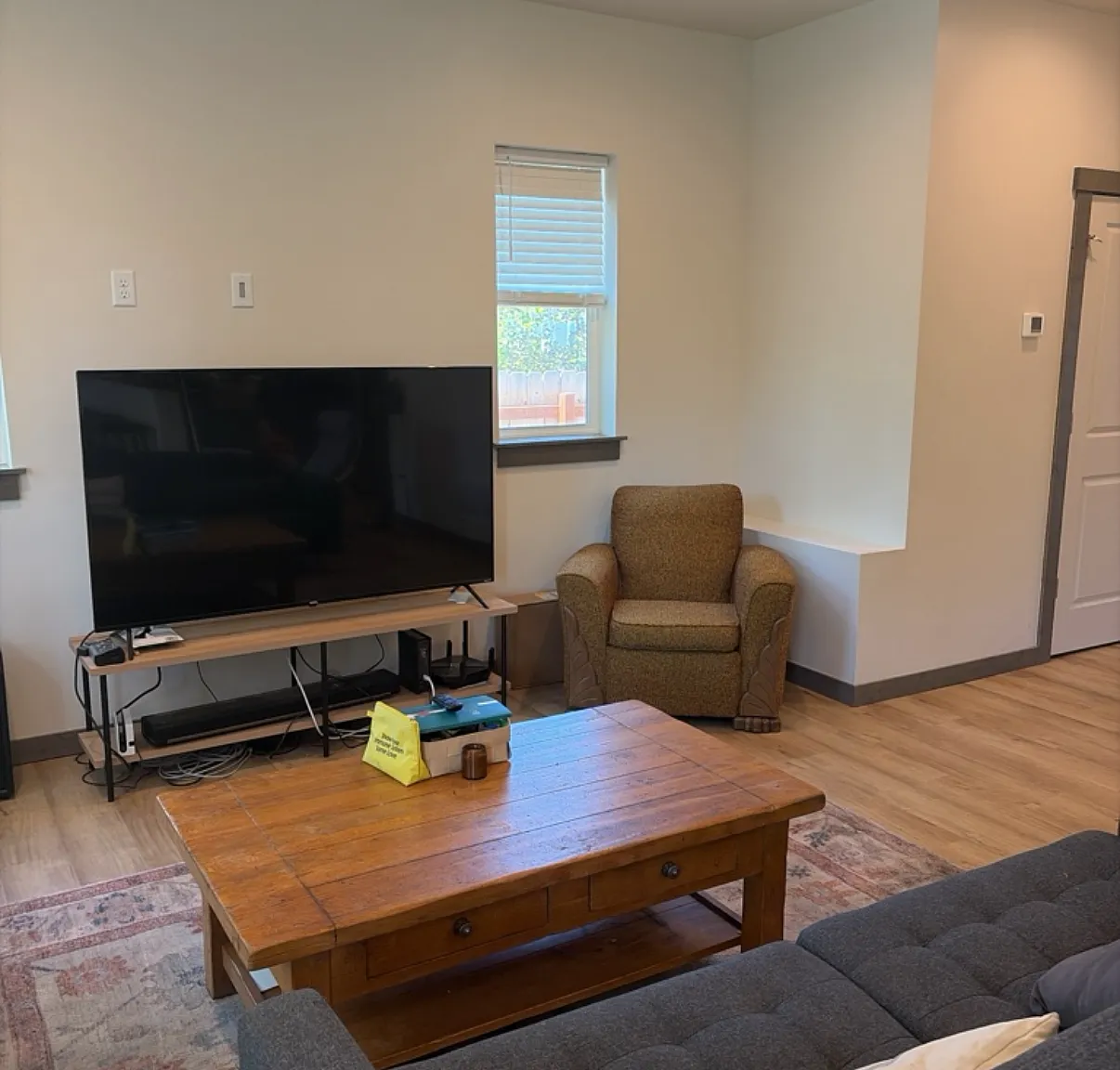 3 bed, 2.5 bath, 1900 sqft, $850 — Photo 1