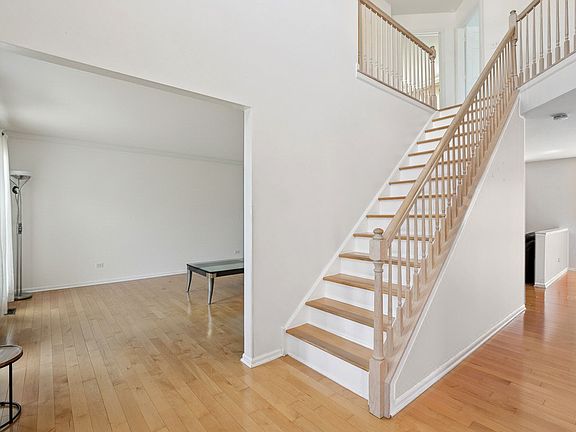 4th image of 554 Charlton Ct