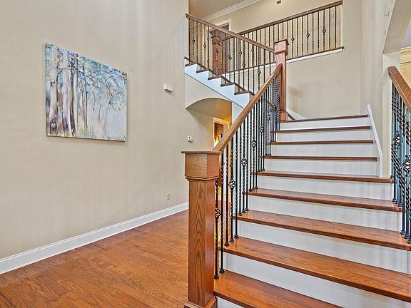 5th image of 104 Leigh Cir
