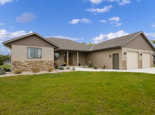 511 Graphton Ct, Lake Crystal, MN 56055