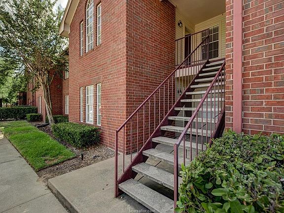 3rd image of 901 Balcones Dr APT 77