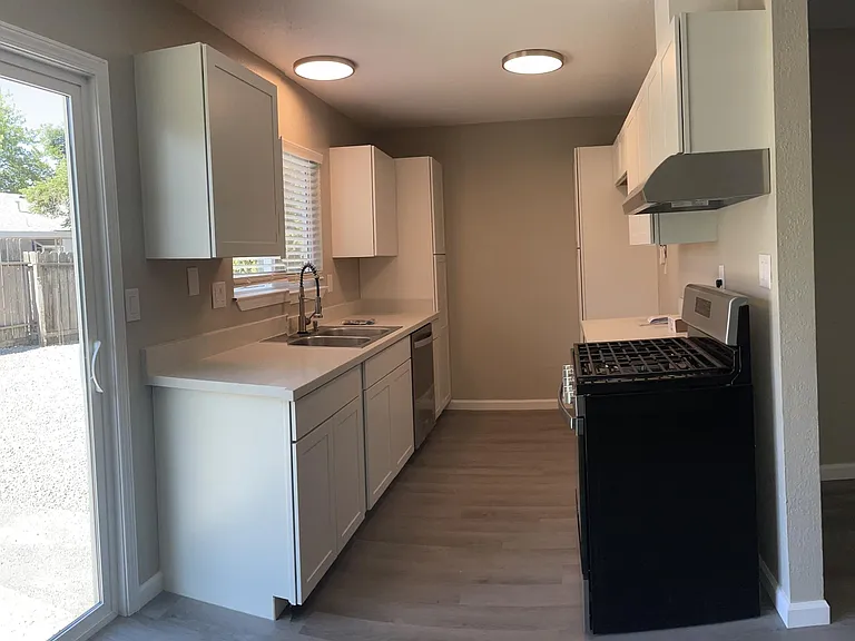 225 Walnut St — Photo 5
