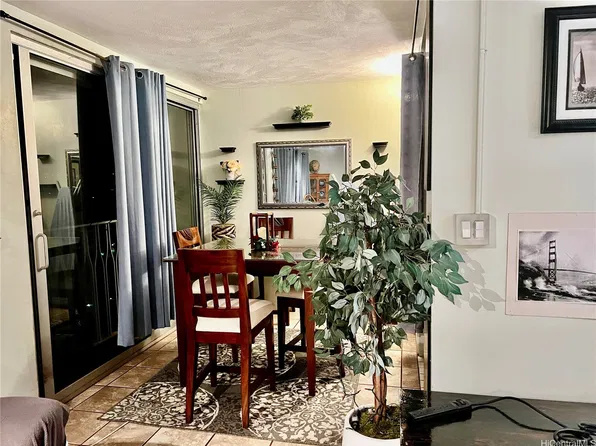 1511 Nuuanu Ave APT 828, Honolulu, HI 96817