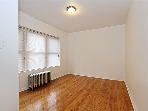3rd image of 7653 S Loomis Blvd #2W
