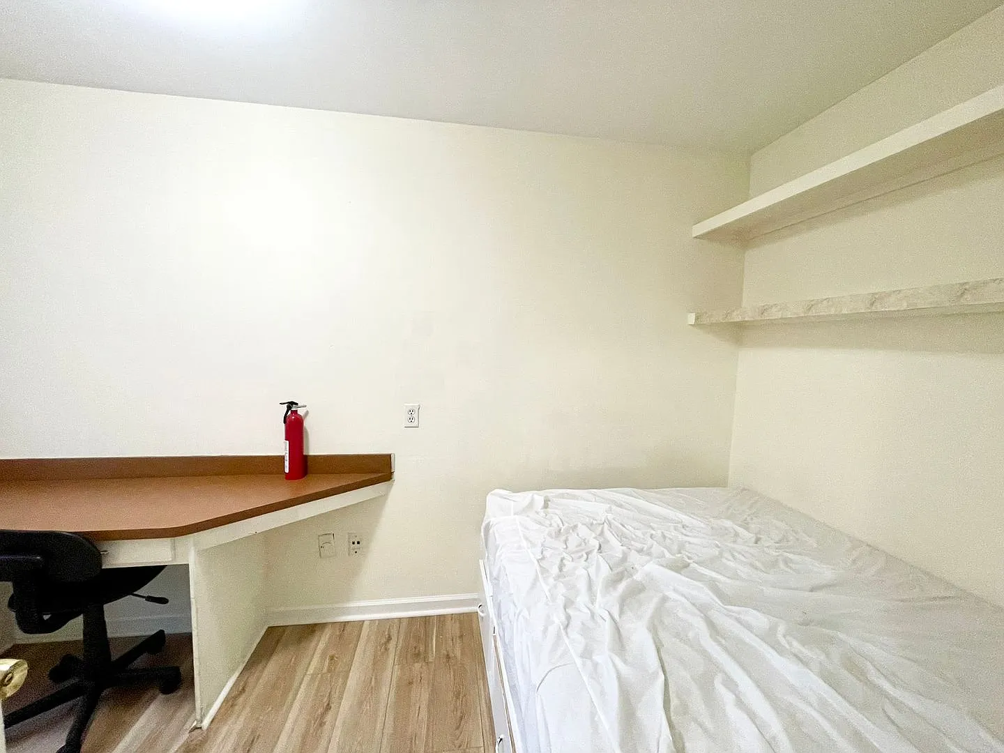 Townhouse located near corner of Gervais and Barnwell Streets. Walk to USC! — Photo 2