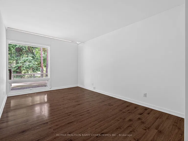 21 Tudor Gate — Photo 27