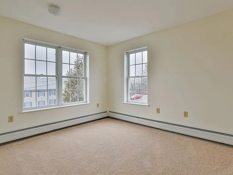 195 Eastern Ave — Photo 15