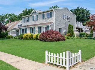 15 Booth Ln, Levittown, NY 11756