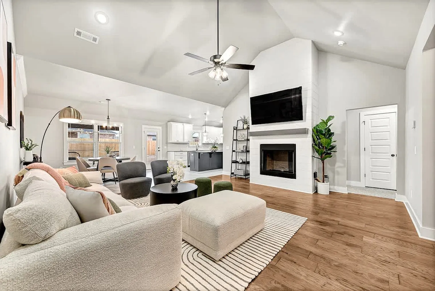 3 bed, 2.0 bath, 1786 sqft, $4,807 — Photo 1