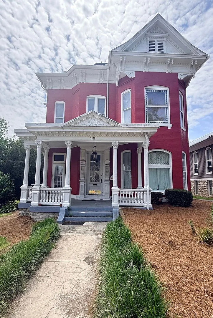 1338 College Street — Photo 1