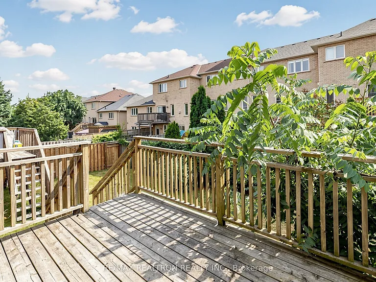 142 Mistywood Cres W — Photo 45