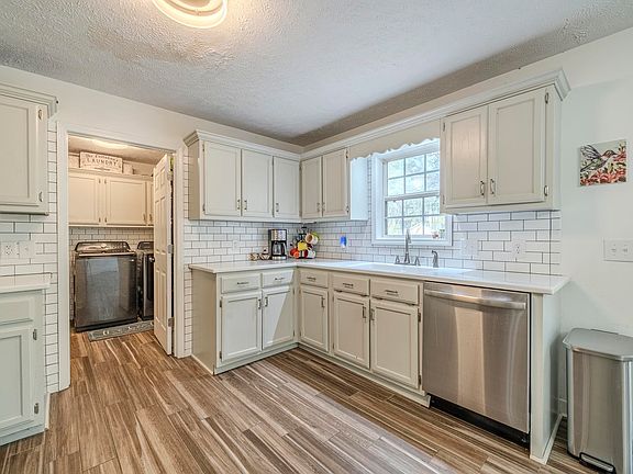 3rd image of 105 Katherine Ln