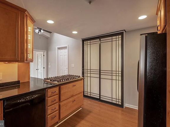 4th image of 7 North St #2211