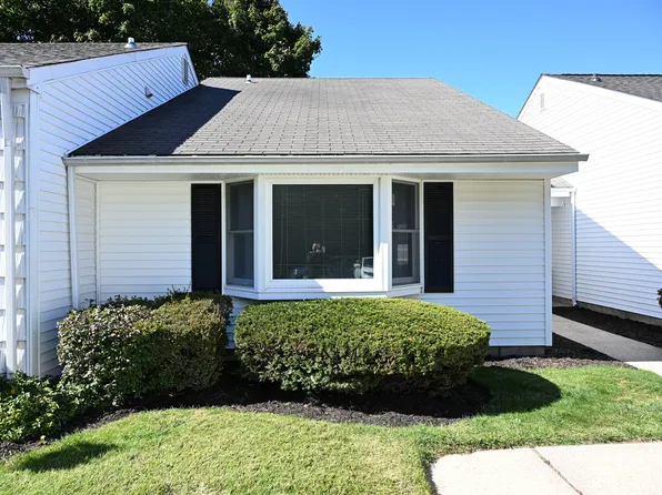 135 Forge Ln, Coram, NY 11727
