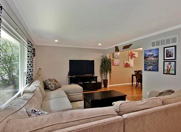 4th image of 12 Sweetbriar Ln