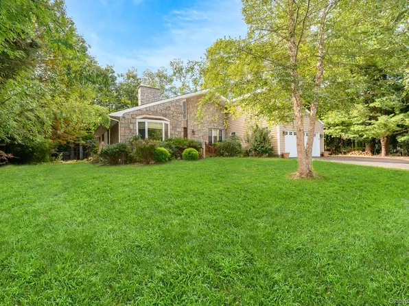 8 Sunset Lane E, Miller Place, NY 11764