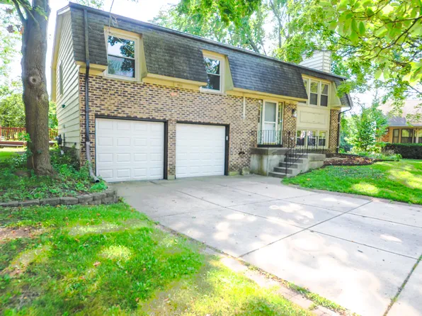 3915 Whispering Trails Dr, Hoffman Estates, IL 60192