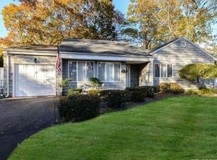 19 Arlington Ter, Lake Grove, NY 11755