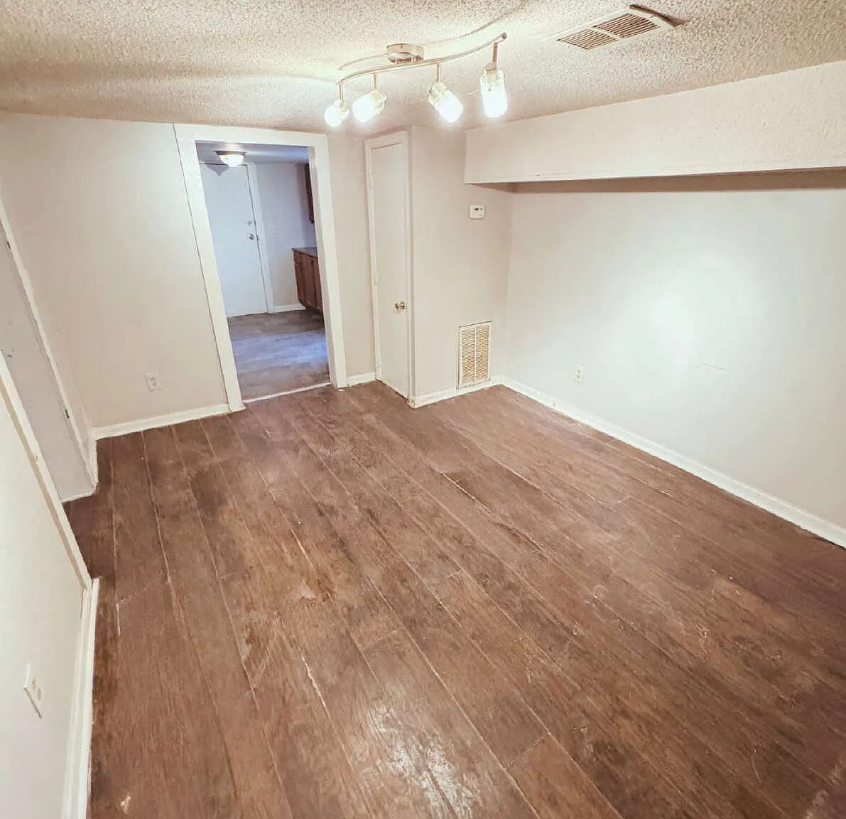 2 bed, 1.0 bath, 1376 sqft, $680 — Photo 2