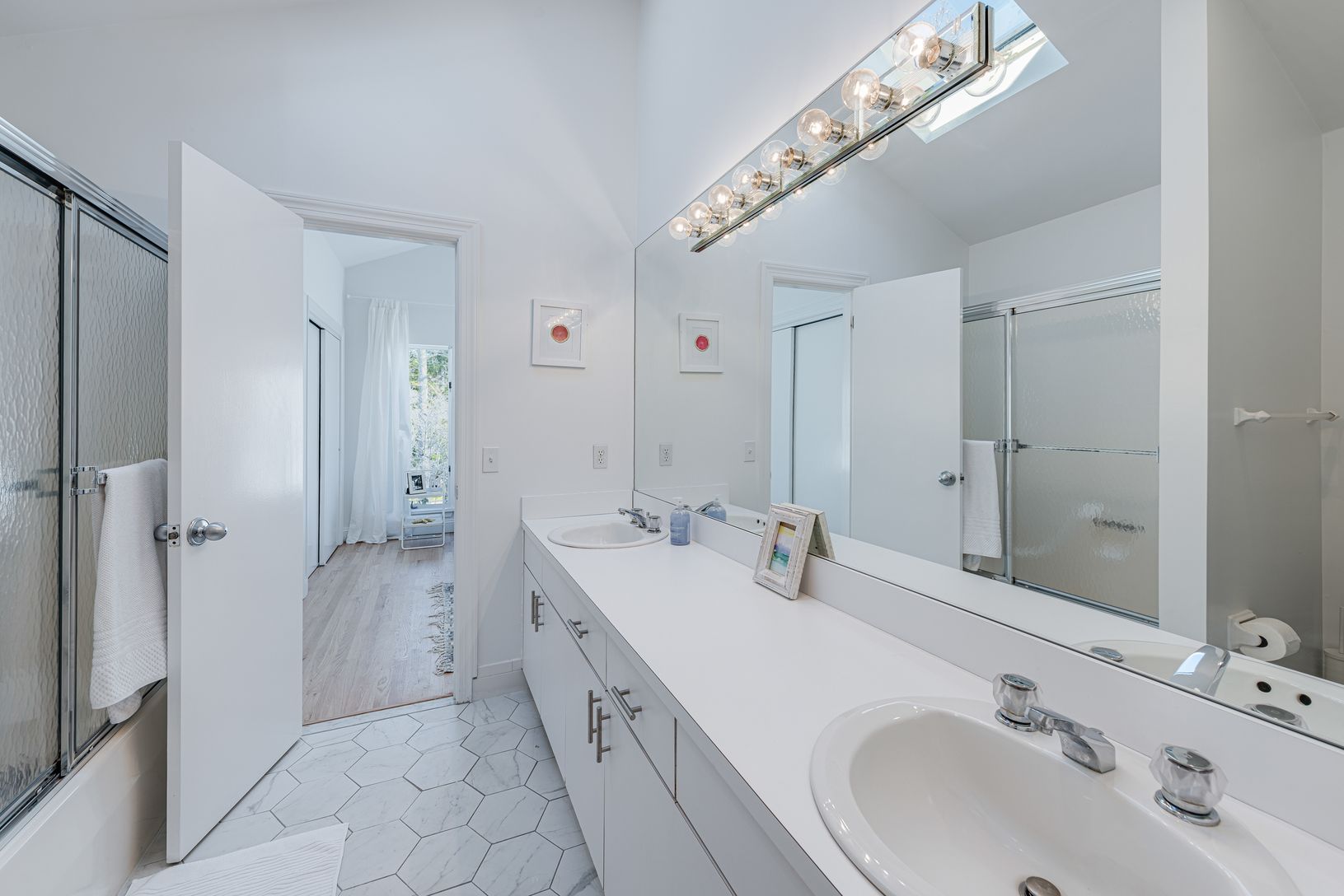  Upstairs jack and jill bathroom