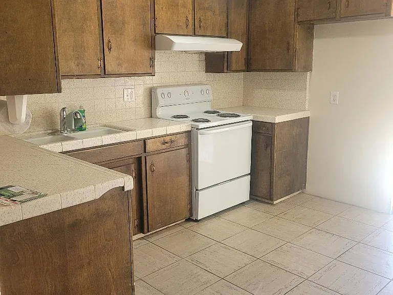 1602 W Rumble Rd — Photo 5