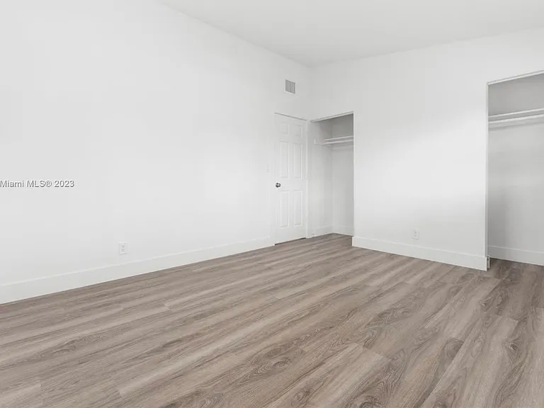 1009 SW 22nd Ter — Photo 4