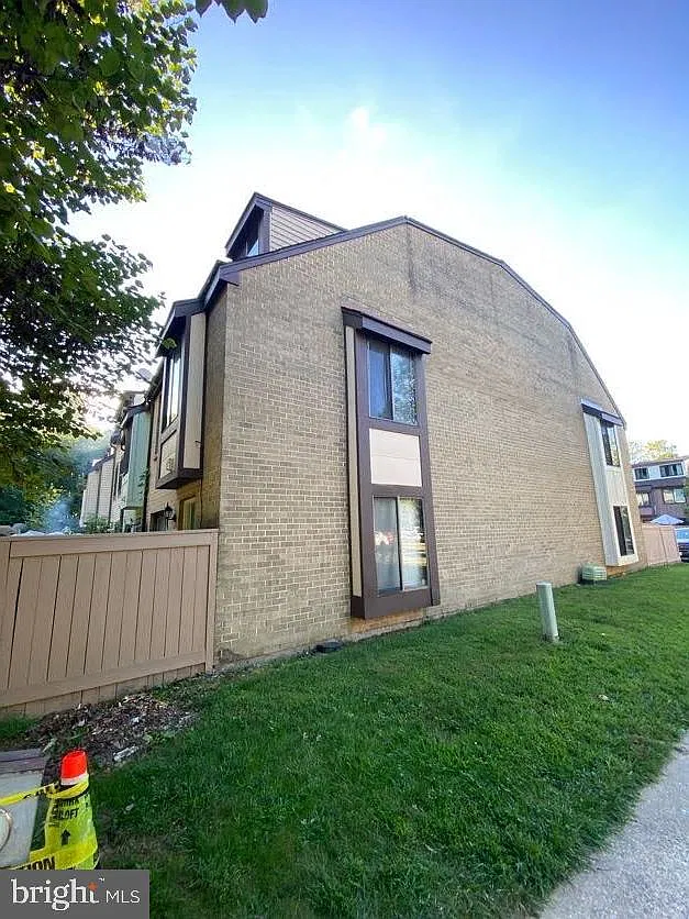 4 bed, 2.5 bath, 1300 sqft, $2,200 — Photo 1