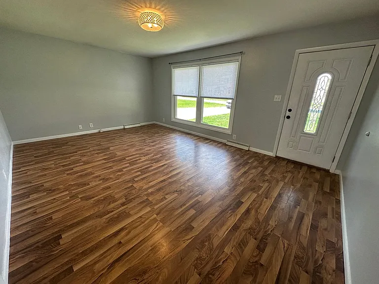 2063 W Highland Ln — Photo 3
