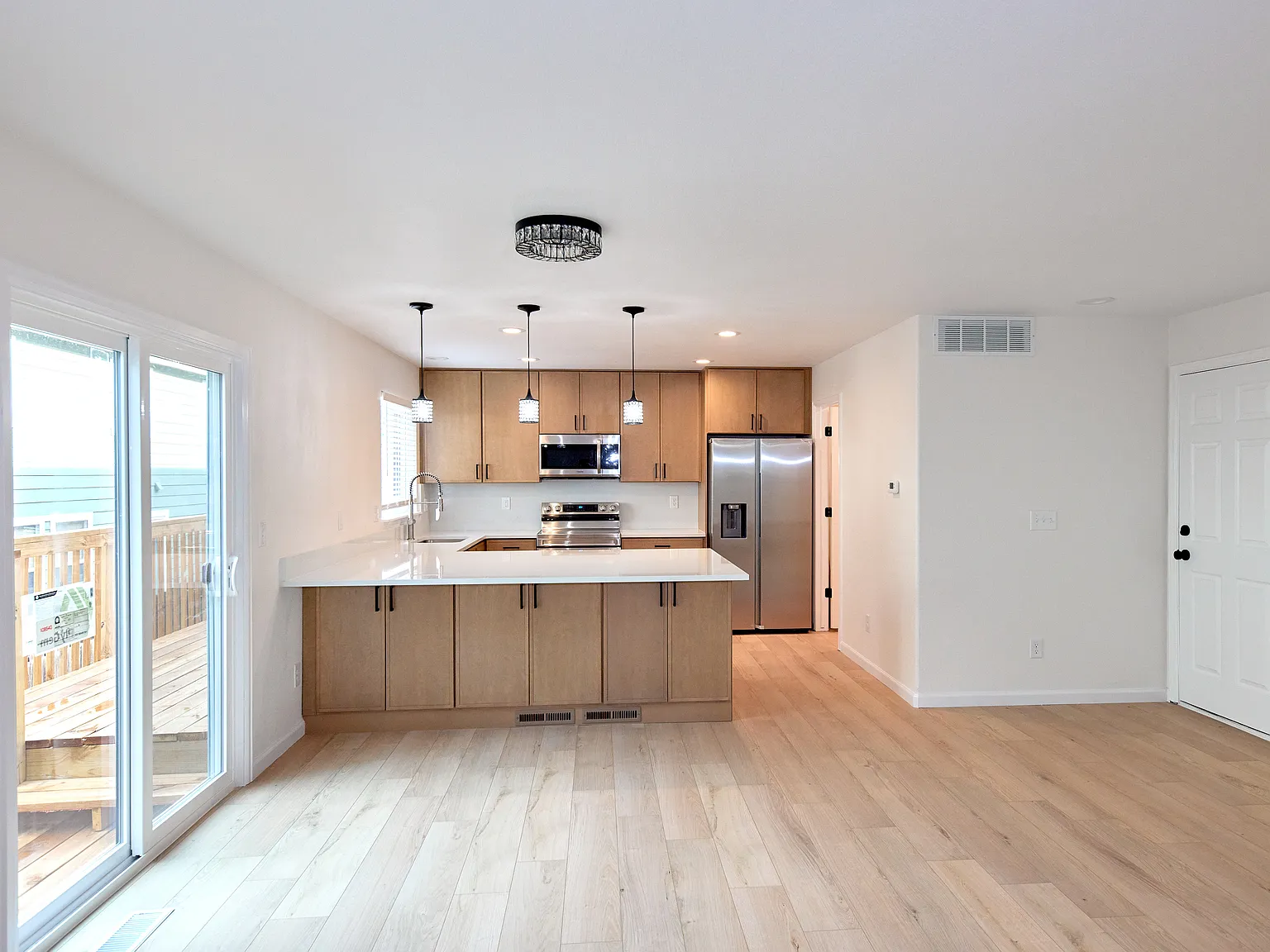 4 bed, 1976 sqft, $3,190 — Photo 4