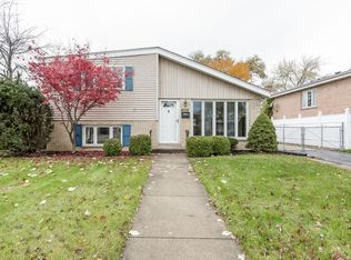 8032 Menard Ave, Burbank, IL