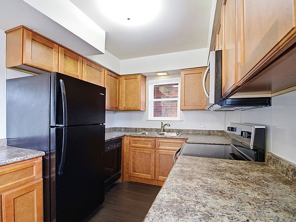 2nd image of 926-936 E Walnut St #11647730