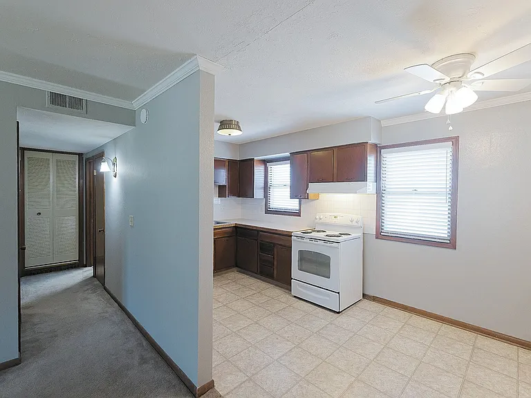 Beverly Hills Apartments — Photo 10