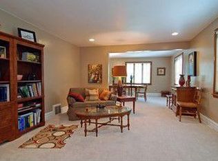 212 N 3rd St, Geneva, IL 60134