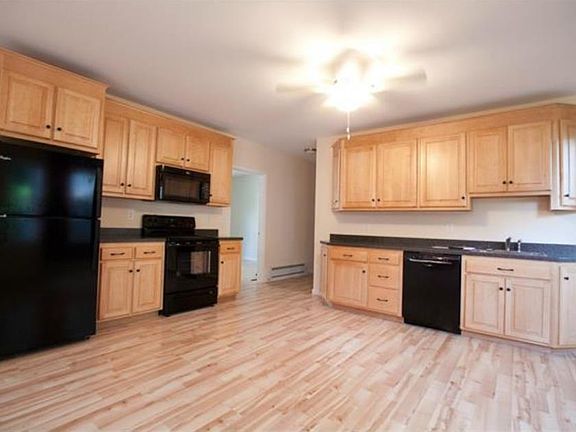 3rd image of 131 Gold St Floor 1