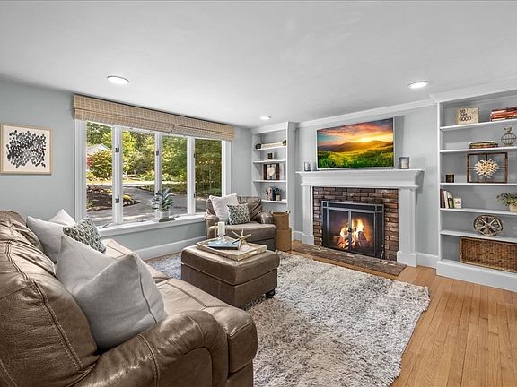 2nd image of 90 Autumn Ave